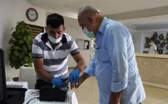 Çipli kimlik kartları huzurevindeki yaşlıların ayağına geldi
