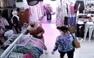 Çocuk hırsız kameralara yakalandı
