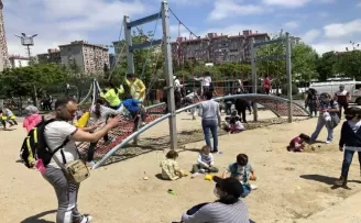 Çocuklar akın etti, maske ve sosyal mesafe kuralı hiçe sayıldı
