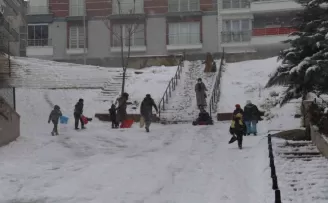 Çocuklar karın tadını kayarak çıkardı
