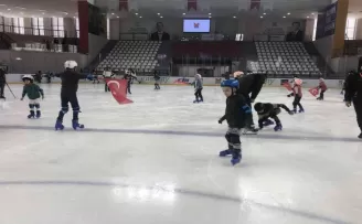 Çocuklar, Zeytinburnu Buz Pisti’ne akın etti
