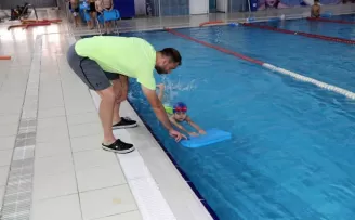 Çocuklara ücretsiz yüzme kursu

