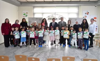 Çocukların karnelerini Başkan Erkan Aydın verdi