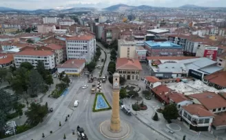Çorum’da Gazi Caddesi’nde gece asfalt çalışması