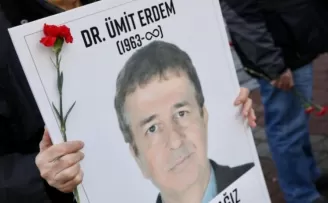 Covid-19 nedeniyle hayatını kaybeden Doktor Erdem törenle anıldı
