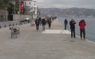 Cumartesi kısıtlaması kalktı, vatandaşlar soluğu sahilde aldı
