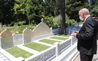 Cumhurbaşkanı Erdoğan anne ve babasının kabrini ziyaret etti
