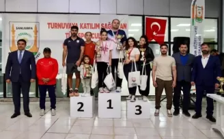 Cumhuriyet coşkusu kortlara taşındı