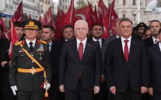 Cumhuriyetin 103. yılı için Taksim’de çelenk