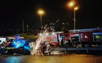 D-100’de otomobil bariyerlere girdi: 2 yaralı
