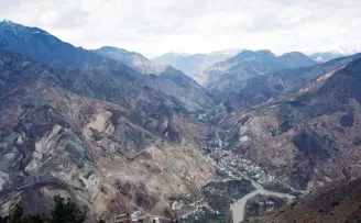 Dağlık alanda 7 senede modern bir ilçe inşa edildi
