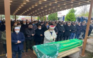 Dekan annesini toprağa verdi
