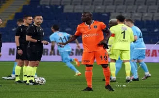 Demba Ba kaptan olarak sahada
