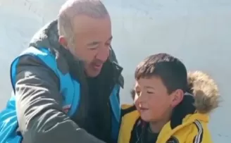 Deprem bölgesinde tanıştığı minik Arda ile vedalaşma duygulandırdı
