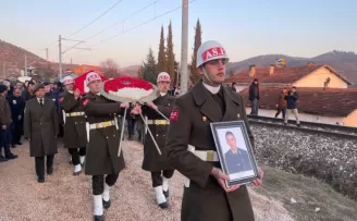 Depremde hayatını kaybeden astsubay ve ailesi toprağa verildi

