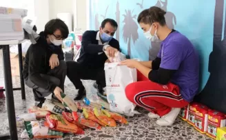 Depremzede çocuklara kırtasiye malzemeleri ve oyuncak dağıtıldı
