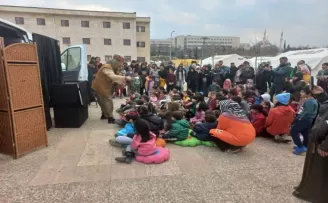 Depremzede çocuklara ‘Meddah Amca’dan masallar“
