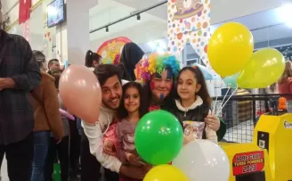 Depremzede çocukların yüzlerini güldürmek için çalıştılar
