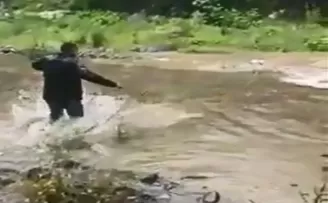 Derenin ortasında mahsur kalan köpeğin imdadına kulüp başkanı koştu
