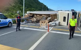Devrilen tır Karadeniz Sahil Yolu’nu ulaşıma kapattı
