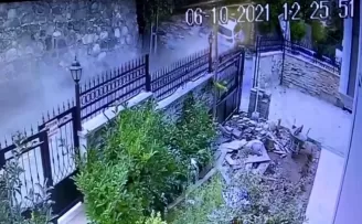 Direksiyon hakimiyetini kaybeden kadın sürücü istinat duvarına çarptı
