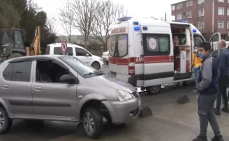 Direksiyon hakimiyetini kaybetti, kaldırıma çıktı
