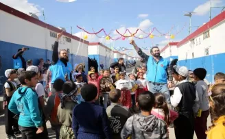 Dizi oyuncuları yetimlerin gönlünü fethetti
