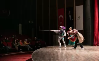 ’Don Kişot’ İzmirli minik izleyicileri büyüledi