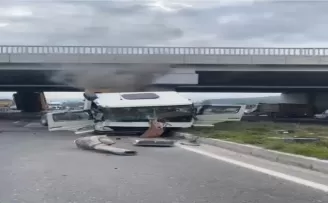 Dorse köprüye çarptı; 2 yaralı
