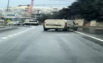 Drift yaparak trafiği tehlikeye atan maganda kamerada
