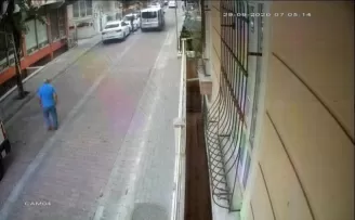 Dükkana giren hırsızları film izler gibi izledi
