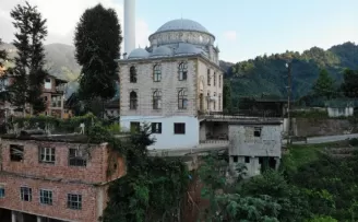 Dükkanını selde kaymasın diye camiye iple bağladı
