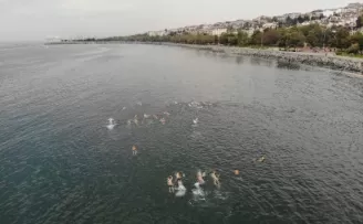Dünyaca ünlü yüzücü Michael Read Avcılar’da kulaç attı
