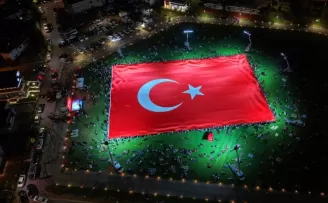 Dünyanın en büyük bayrağı Kayseri Talas’ta açıldı