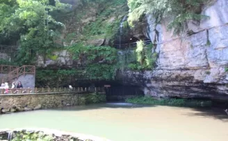 Dünyanın en uzun ikinci mağarasına Arap turist akını

