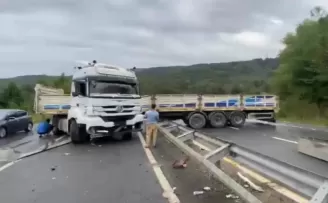 Düzce Akçakoca’da TIR makas attı, trafiği kilitledi!