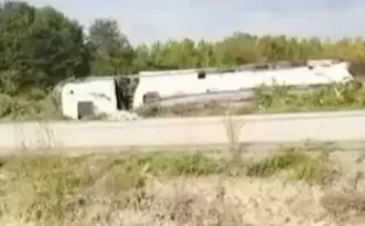 Düzce’de benzin yüklü tanker devrildi