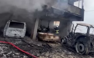 Düzce’de garaj yangınında 6 araç kullanılamaz hale geldi