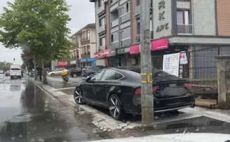 Düzce’de kaldırımlar araç işgali altında!