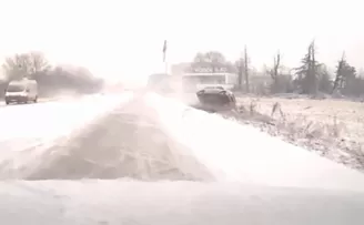 Düzce’de kayganlaşan yolda tarlaya devrildi!