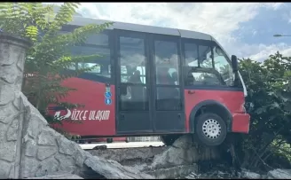 Düzce’de köpeklerden kaçan otobüsü bahçe duvarına çarptı!