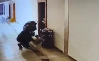 Düzce’de kuryenin ayakkabı hırsızlığı kameraya yansıdı