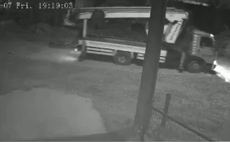 Düzce’de mobil vinç telefon direğini kırıp olay yerinden uzaklaştı