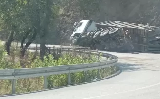 Düzce Yığılca yolunda TIR devrildi!