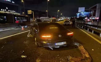 E-5’te iki araca çarparak kaza yapan otomobilin motoru yolun ortasına düştü
