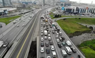 E-5’te kontrolden çıkan tır, metrobüs bariyerine çarptı
