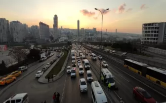 E-5’te servis minibüsü ile otomobil çarpıştı: 8 yaralı
