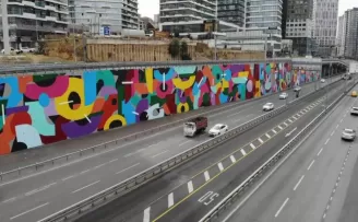 E-5’te sökülen dikey bahçelerin yerini grafitiler aldı
