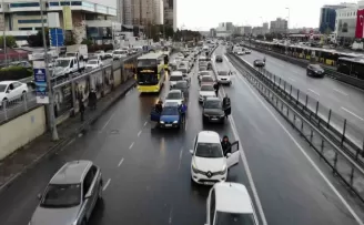 E5’te Ata’ya saygı duruşu havadan görüntülendi
