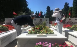 Edirnekapı Şehitliği’nde buruk bayram arifesi

